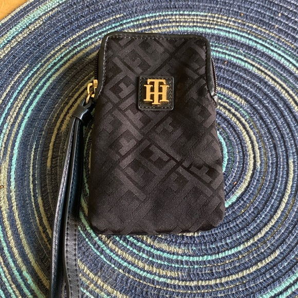 Tommy Hilfiger Handbags - Tommy Hilfiger small zip pouch